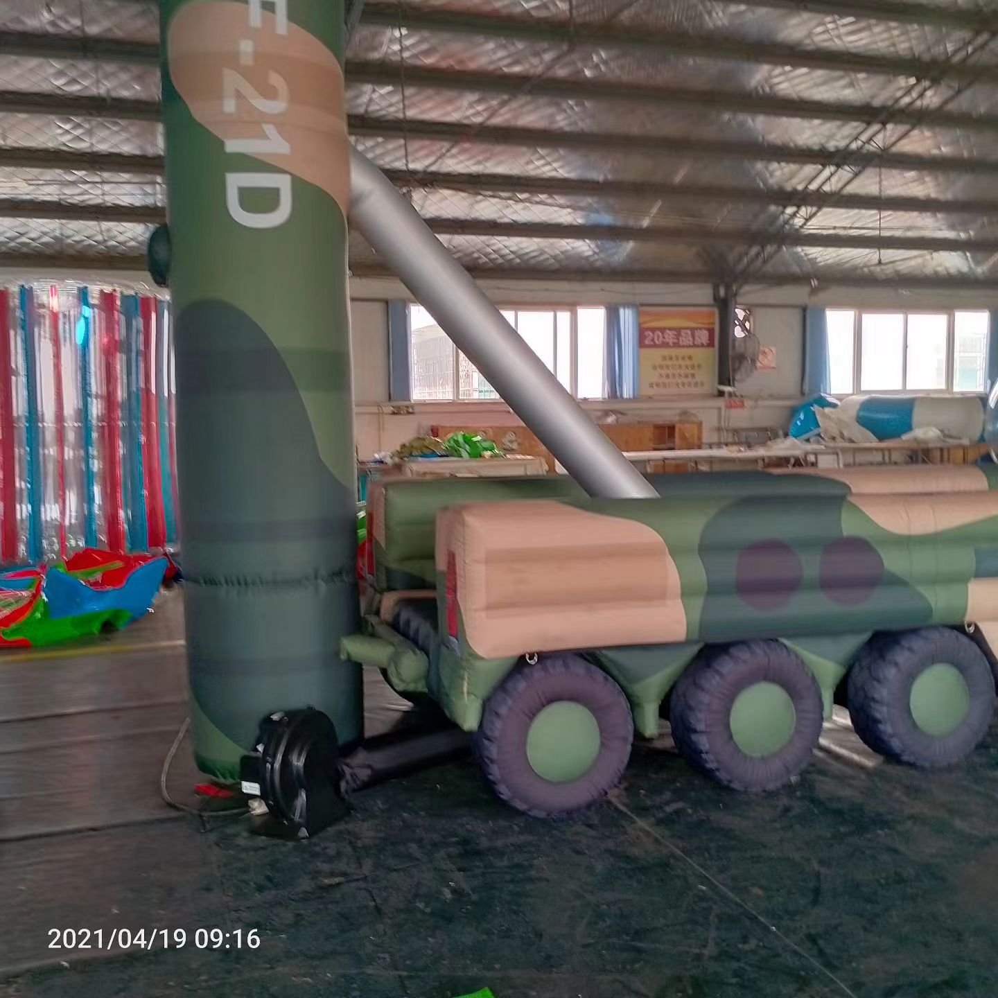 郁南军事演习中的充气目标车辆：模拟发射车雷达车坦克飞机